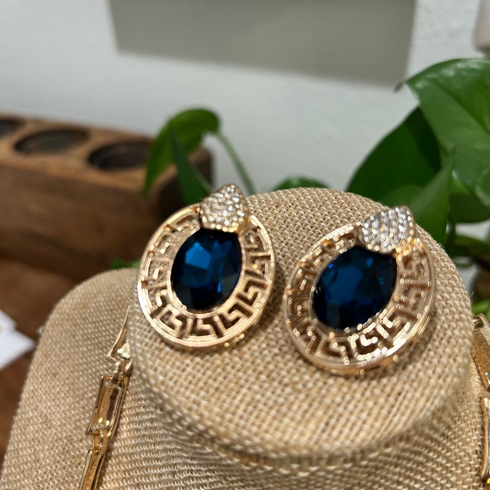 Elegant Faceted Oval Blue & Rhinestone Gold Statement Necklace And Earrings - Picture 7 of 9